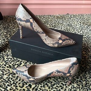 Banana Republic Sz 9.5 Snake Skin Design